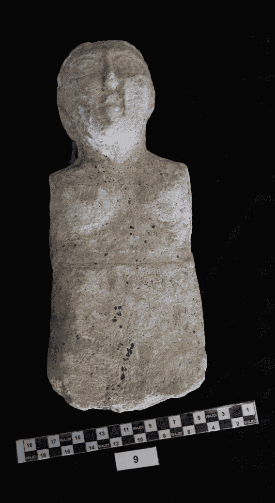  الوصف  : تمثال لادمي واقف من الحجر الجيري ( لامرأه) مكسور ممثل ومتأكل معالم الوجة مكثملة - الحقبة الزمنية:ما قبل الإسلام